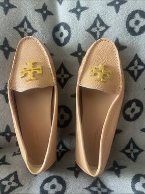 NWOT Tory Burch neutral Leather Logo Driving Loafers with Gold Emblem